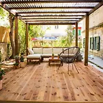 Luxurious With Private Garden Split