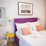 Luxurious With Private Garden Apartment *