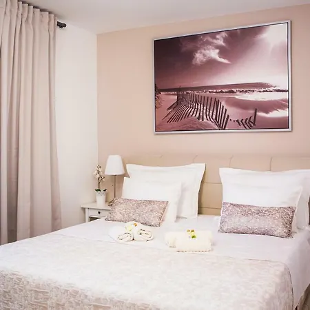 Luxurious With Private Garden Appartement