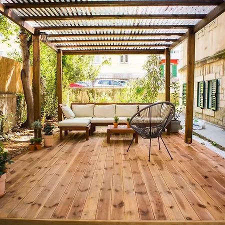 Luxurious With Private Garden Split