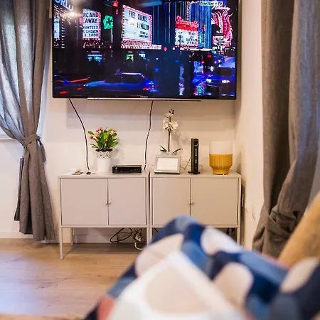 Luxurious With Private Garden Apartment *