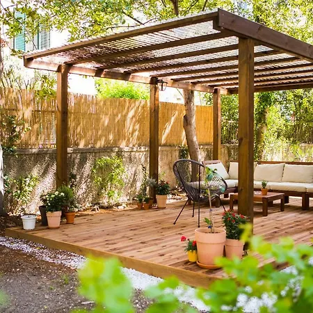 Luxurious With Private Garden Apartment