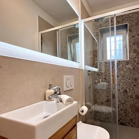 Luxurious With Private Garden Apartment *