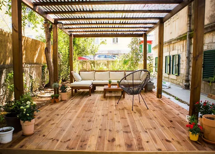 Luxurious With Private Garden 스플리트
